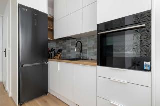 Stylish Apartment with a Balcony and a Workspace by Noclegi Renters - 7