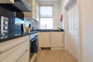 Spacious 2BR Near Leeds Centre Free Parking - 5
