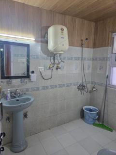 5BHK Stay in Kud Near Patnitop The Royal Villa - 9