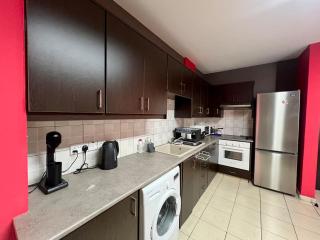 Spacious 2-BR Apt, Close to the Beach - 2