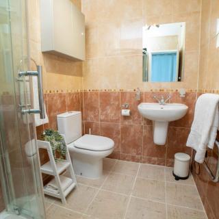 Vibrant City Centre - KING Bed, Entire Apartment - 3