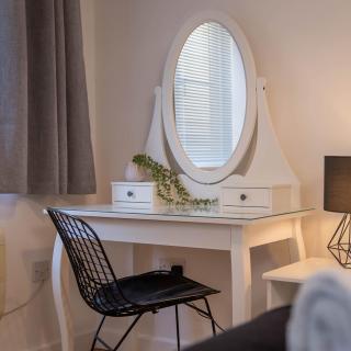 Modern & Central - KING Bed, Super FAST Wi-Fi - 2