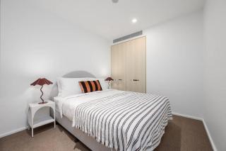 LaneStay - Lakeside Luxury w Pool Gym & Parking - 4