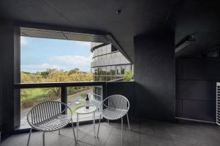 LaneStay - Albert Park Views with Pool Gym Parking - 7