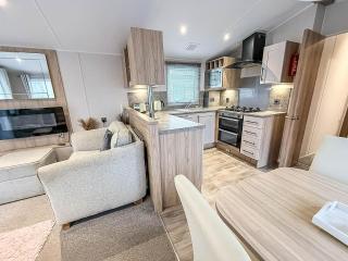 Beautiful 6 Berth Caravan, Nearby Beach In Suffolk Ref 68016Bs - 1