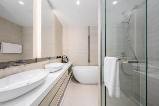 LaneStay - 2BR Albert Park Views Pool Gym Parking - 5