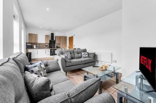Spacious 2 Bedroom Apartment in Central Birmingham with Secure Parking and Sleeps 6 - 0