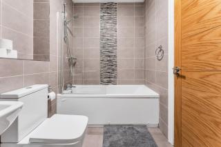 Spacious 2 Bedroom Apartment in Central Birmingham with Secure Parking and Sleeps 6 - 4