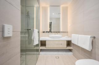 LaneStay - Spacious Luxe w Pool Gym and Parking - 1