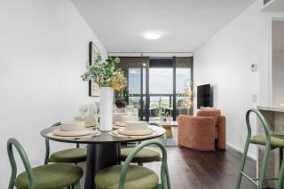 LaneStay - Albert Park View w Pool Gym & Parking - 9