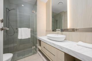 LaneStay - Albert Park View w Pool Gym & Parking - 3
