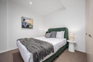 LaneStay - Lakeside Luxury with Pool Gym Parking - 9