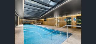 LaneStay - Lakeside Luxury with Pool Gym Parking - 7