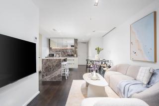 LaneStay - Lakeside Luxury with Pool Gym Parking - 5