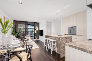 LaneStay - Lakeside Luxury with Pool Gym Parking - 8