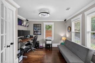 Modern East ATL Holiday Getaway - 2