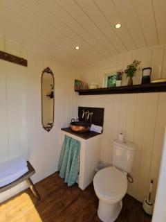 The Delkin Shepherds Huts Castle Combe - 4