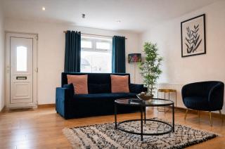 2BR House Free Parking Easy City Access - 5