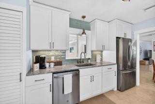 Beautiful Waterfront House with Pool & Dock Access! Close to Beach & Restaurants! - 9
