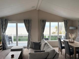 Stunning 4 Berth Lodge With Full Sea Views In Suffolk Ref 68031Cr - 6