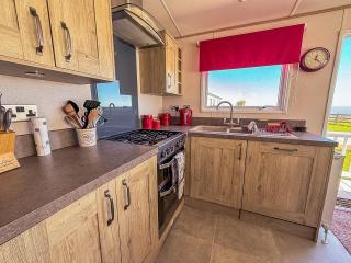 Lovely Caravan With Seaviews And Decking Near Pakefield Beach Ref 68040Cr - 3
