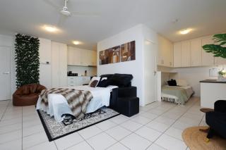 Charming - Rooftop Pool, CBD & Sunrise Balcony - 1