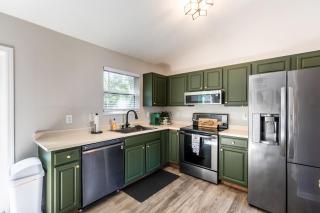 Charming 3 bedroom house with deck in awesome Elsmere - 5
