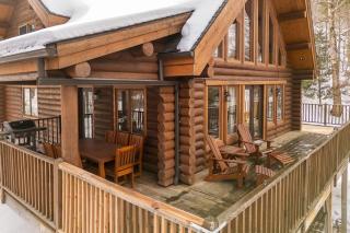 Chalet Rougeaud Cozy Waterfront Chalet with Hot Tub and Fire Pit - 7