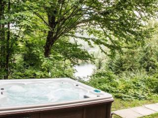 Chalet Rougeaud Cozy Waterfront Chalet with Hot Tub and Fire Pit - 8