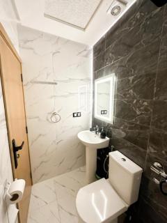 Modern Luxury Apt , AC, WiFi, Balcony , Parking - 6