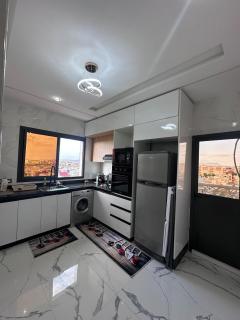 Modern Luxury Apt , AC, WiFi, Balcony , Parking - 4
