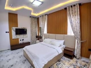 Luxurious 4 bedroom duplex at Lilliesville Court - 5