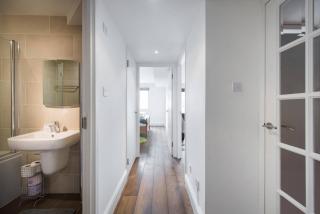1-Bed Fitzrovia Flat - Balcony & Views - Sleeps 3 - 5