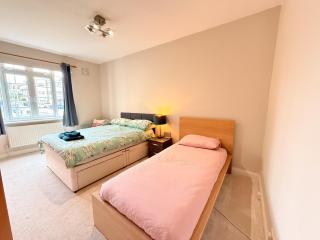 2 Bed Flat - short walk from Brent Cross Station - 3