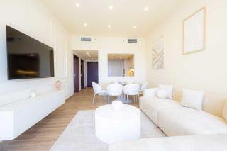 Idyllic Beachside Bliss 1BR with Sea Views in Bab Al Bahr - 4