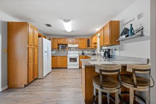 15 Min to Beaches! Fenced Yard, Screened Lanai - 6