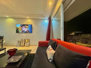 Spacious 2 bedrooms Apartment steps to the beach - 0