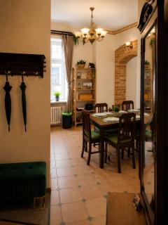Old Town Hideaway - 3BR APT Sleeps 7 - for Groups & Families - 9