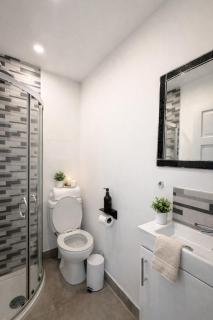 3 Bed Home, Parking For 3 & Close to M4 - 9