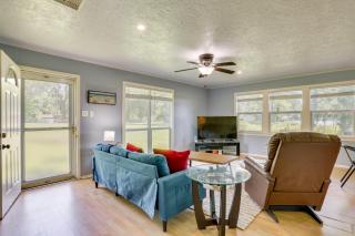 Rural Lakefront Home - 17 Mi to Dtwn Livingston - 8