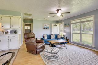 Rural Lakefront Home - 17 Mi to Dtwn Livingston - 6