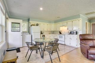Rural Lakefront Home - 17 Mi to Dtwn Livingston - 5