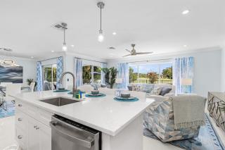 Luxury Golf-Front Retreat 3BR3BA HTD Pool, Jacuzzi, GOLF AVAILABLE - 2