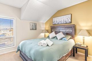 Ridgeview Retreat 2BR Den with Hot Tub Sleeps 7 - 8