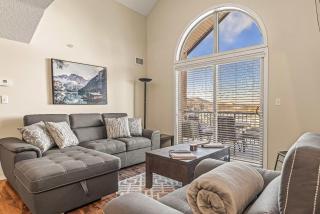 Ridgeview Retreat 2BR Den with Hot Tub Sleeps 7 - 9