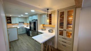 Renovated 4-Bedroom House 300m from the Beach - 9