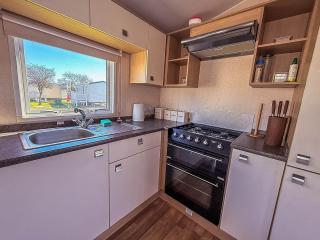 Great 4 Berth Caravan With Wheelchair Access In Suffolk, Ref 68129Bs - 5