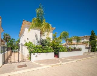 Luxury spacious holiday Villa with heated swimming pool - 8