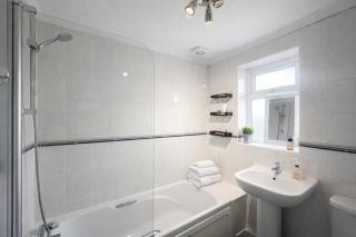 3 Bed Home, Parking For 3 & Close to M4 - 2