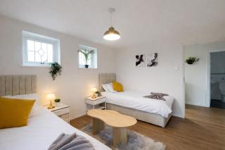 3 Bed Home, Parking For 3 & Close to M4 - 3